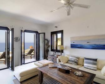 Amazing, luxurious, very private, beachfront Ap,t on private beach! Support 24/7 - Pisses - Sala de estar