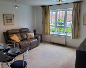 Stylish 2 bed 2 bathroom apartment for up to 5 - Warwick - Living room