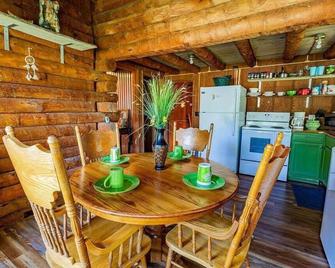 Cozy 2-BR Log Cabin Close to Chattanooga Top Attractions - Chattanooga - Dining room