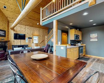 Lovely home with deck, shared pool, gym, hot tub, & tennis - Redmond - Cuisine