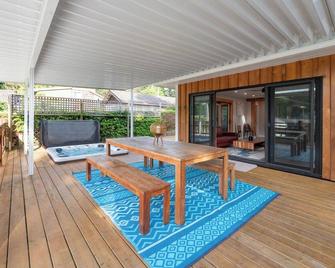 Tranquil private house w hot tub steps to beach. - Gibsons - Binnenhof