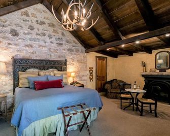 Austin Street Retreat - Eli's Suite | 1 Block to Main - Fredericksburg - Bedroom