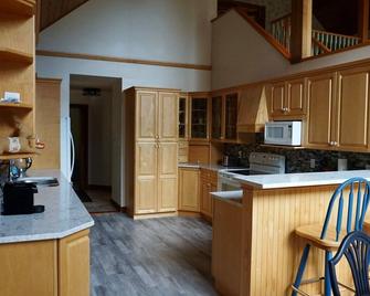 Chalet Style Cottage near Shawnigan Lake - Shawnigan Lake - Kitchen