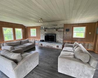 Direct Lakefront Cabin with 3 bedrooms! Serene Getaway! - Little Falls - Sala de estar