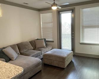 Apartment in Alpharetta with Resort Amenities - Alpharetta - Living room