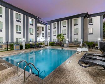 بست ويسترن ميديكال سنتر نورث إن آند سويتس نير سيكس فلاجز - سان انطونيو - حوض السباحة