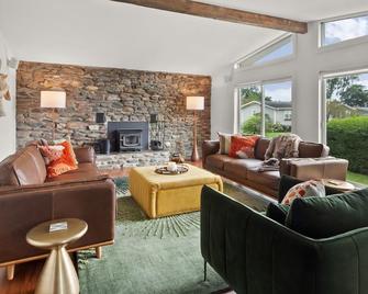 Champ's Landing home - Colchester - Living room