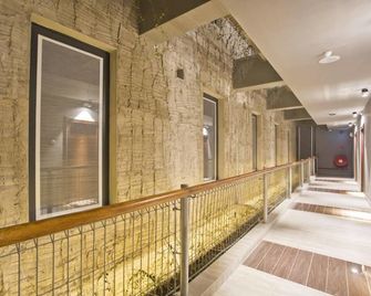 M Plus Boutique Hotel - Ulu Tiram - Hallway