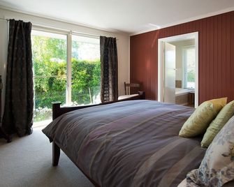 Verdant forests, gardens, open fires and a spa bath beckon in central Trentham. - Trentham - Bedroom