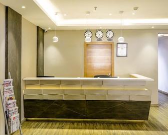 Medora Hotel - Kozhikode - Front desk