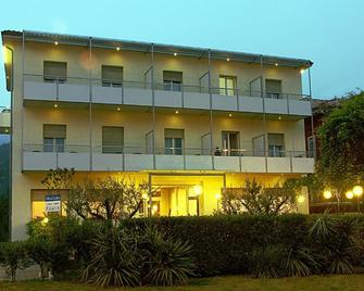 Hotel Villa Clara - Nago–Torbole - בניין
