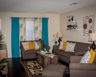 Private Room with Bathroom - Palmdale - Sala de estar