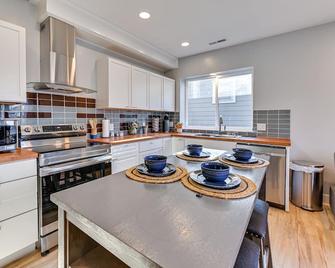 7 Mi to Louisville Pet-Friendly New Albany Home - New Albany - Kitchen