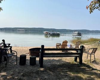 Cozy Cottage #6B at Beautiful Platte Lake Resort - Honor