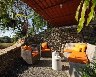 Quiet Hideaway Near Black Sand Beach, 3 bedrooms, 3 bathrooms. Sleeps 6 adults. - Playa Hermosa - Patio