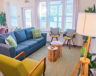 The Mangrove Suite Newly Built Upscale Central - Gainesville - Living room
