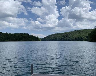 Spectacular Lake Front Home, Wide Water Views, and Just 10 Minutes off I75! - Caryville - Вигляд зовні