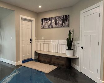 Hottub/Swim Spa Sanctuary Suite - Okotoks - Pasillo