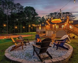 Near Atl, Pickleball, Golf, Pool, Karaoke, Tikibar, 1.25 Acre Private Retreat - Locust Grove - Patio