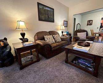 The Bear Den - Lovely 2 Bedroom 1 Bath home close to skiing, snowmobiling & more - Ironwood - Living room