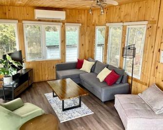 Cozy Lakeside Cottage on Lake Scugog\n\n - Nestleton - Sala de estar