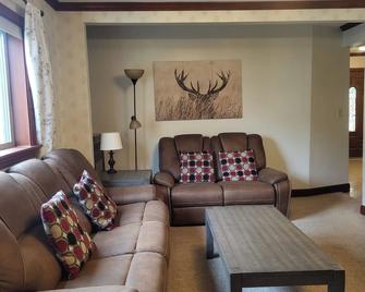 Homey 3-Bedroom 1 Bathroom Apartment Near Harvard Sq & Mit - Cambridge - Living room