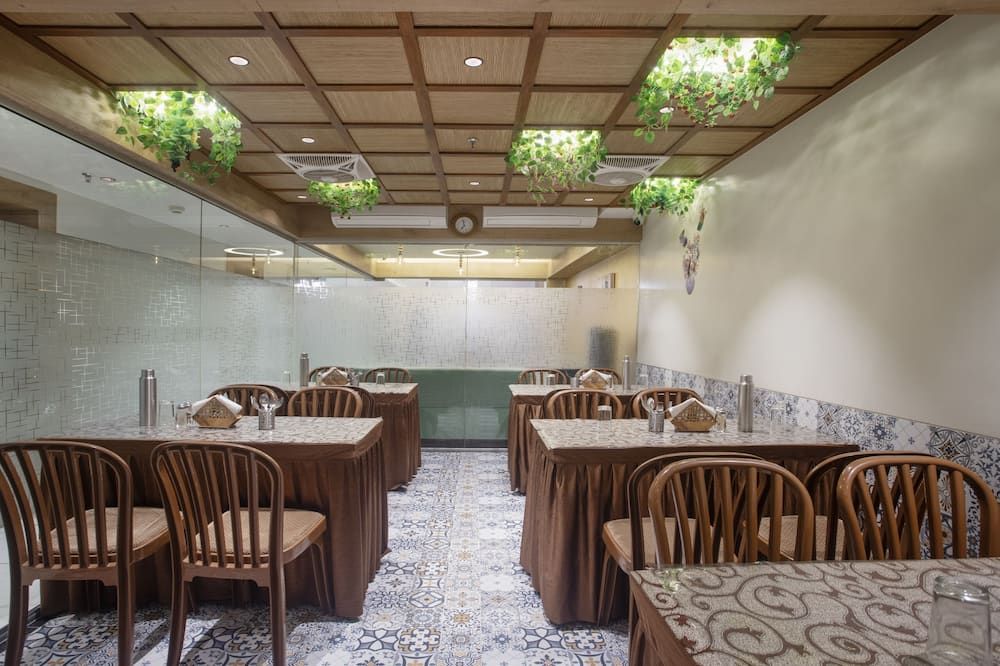 Treebo Urban, 1 Km From Railway Station - Surat - Restaurant
