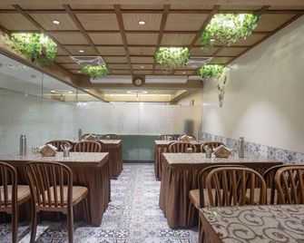 Treebo Urban, 1 Km From Railway Station - Surat - Restaurant
