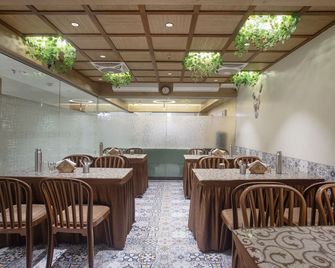 Treebo Urban, 1 Km From Railway Station - Surat - Restaurant