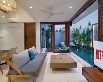 ซานอรา วิลล่า ซานูร์ โดย อินิ วี ฮอสพิทาลิตี้ - กูตา - ห้องนั่งเล่น