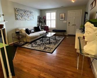 Old Town Escape @ TopShelfStays (4 blocks metro, walkable, peloton bike) - Alexandria - Salon