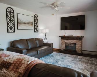 Beautiful home near I-77/64 spilt perfect for a quick stay or West Virginia stay - Beckley - Living room