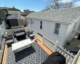 Charming 2-bedroom beach cottage with AC & WiFi in North Wildwood. Pet Friendly - North Wildwood - Balcony