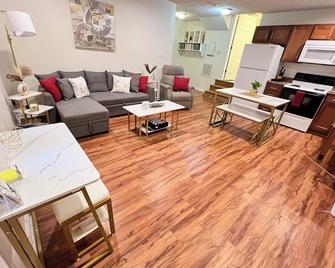 Charming Apartment in CrossLanes - Charleston - Living room