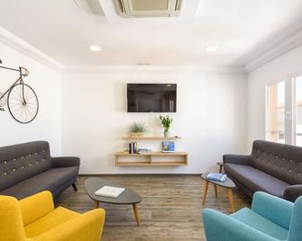 Hostal Jume - Urban Rooms - Mahón - Living room