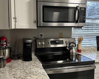 Homey, cozy, spacious, family friendly. Close to restaurants, shopping centers. - Bowie - Kitchen