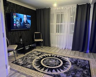 Exotic Jacuzzi Apartment with Balcony and Parking - Birmingham