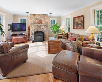 Close to Lambert's Cove Beach. Pastoral setting. Elegant farmhouse & guest house - West Tisbury - Sala de estar