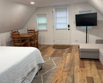 Cozy studio in charming NE Tallahassee. 10 miles to the Capital and FSU stadium. - Tallahassee - Bedroom