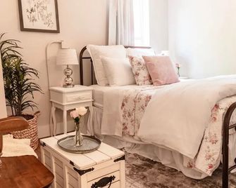 The Farmhouse Inn & Kitchen, 2 blocks from Downtown Whitefish, Montana - Whitefish - Makuuhuone