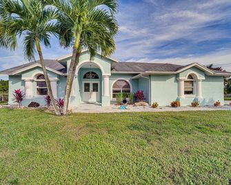 Port St Lucie Canal-Front Home with Heated Pool! - Port St. Lucie - Building