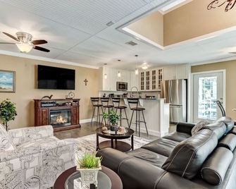 Graceful Southern Guesthouse + outdoor living area - Orange Park - Вітальня