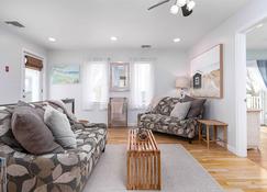 7 Br\/3 Full Ba - With Central Air Includes Linens And Towels!! - Narragansett - Living room