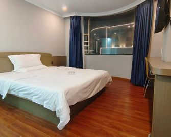 7Days Inn Zhongshan People's Hospital Holiday Square - Zhongshan - Κρεβατοκάμαρα