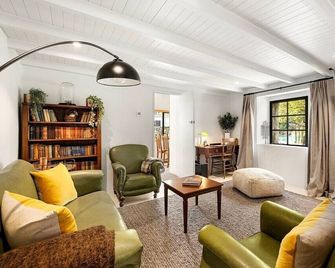 Wanaka Stone Cottage - Wanaka Holiday Home - Wanaka - Olohuone