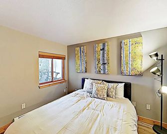 Remodeled 2 Bedroom Downtown Condo Sleeps 6! - Steamboat Springs - Bedroom