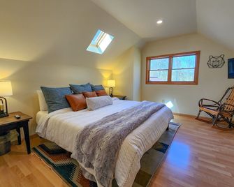 Secluded Riverfront Cabin | Hot Tub + Starlink - Ojibwa - Bedroom