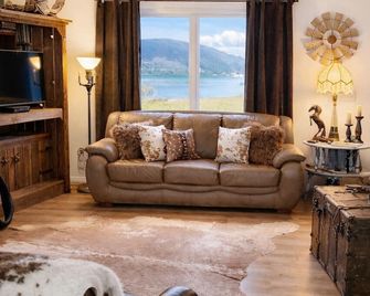 Ogden Ranch on 32 Acres - Hot Tub & Spa - Dayton - Living room