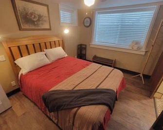 Comfy Little Burrow - pets welcome, downtown, fun for kids - Idaho Falls - Bedroom