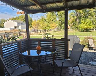 Studio with so much to offer! Small family and pet friendly. - Payette - Balcón